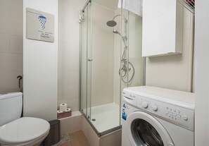 Shower, free toiletries, hair dryer, towels - Okęcie Comfy Stay Studio (Warszawa)
