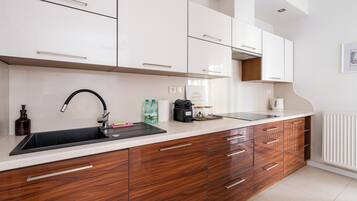 Køleskab, mikrobølgeovn, ovn, kogeplade