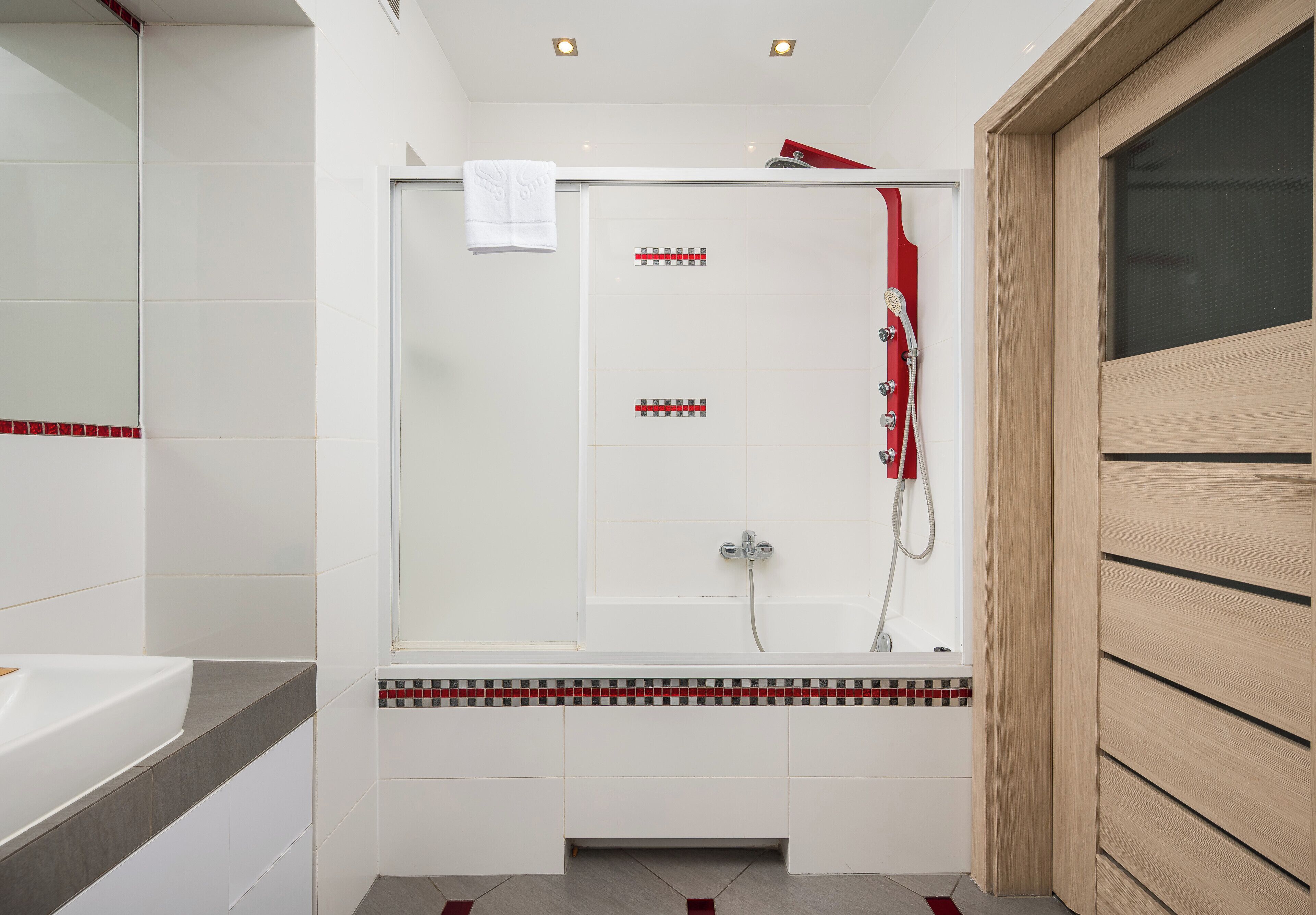 Ein modernes Badezimmer mit Dusche, Badewanne und Waschtisch.