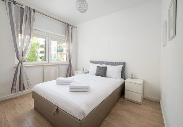 2 habitaciones, tabla de planchar con plancha y ropa de cama 