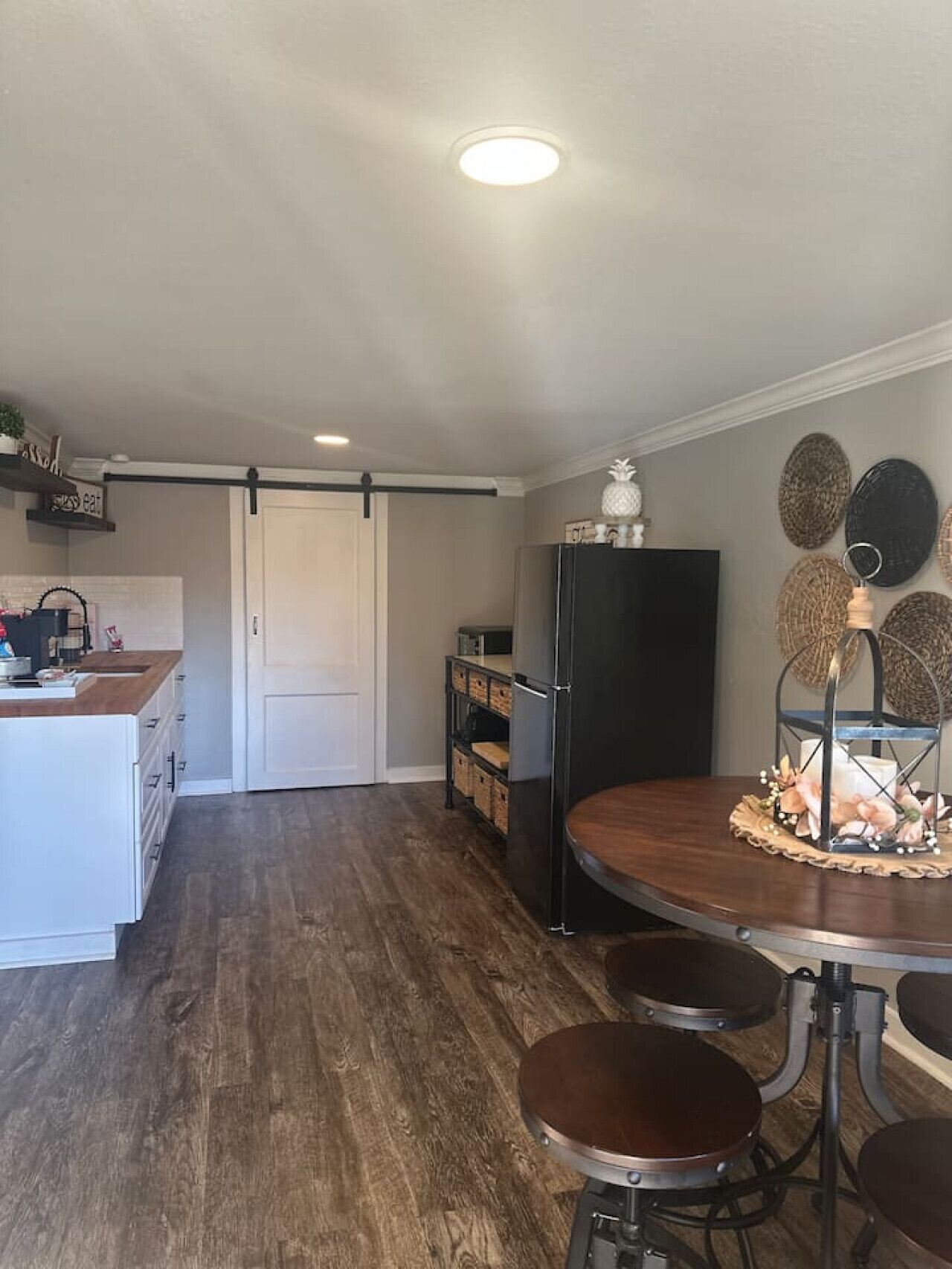 Køleskab, mikrobølgeovn, kaffe-/temaskine, brødrister