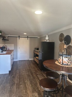 Kjøleskap, mikrobølgeovn, kaffetrakter/tekoker og brødrister