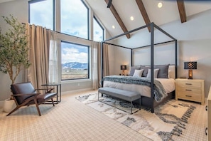 5 bedrooms, desk, iron/ironing board, WiFi