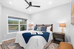 4 bedrooms, desk, iron/ironing board, travel cot - RiverWest Stones Throw Chalet - Sauna - River Front - Sauna - Dog Friendly (Duluth)