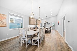 Dining - RiverWest Stones Throw Chalet - Sauna - River View -25% off Ski Tickets (Duluth)