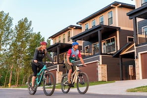 Exterior - RiverWest Stones Throw Chalet - Sauna - River View -25% off Ski Tickets (Duluth)