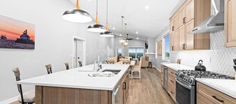 RiverWest Stones Throw Chalet - Sauna - River View -25% off Ski Tickets