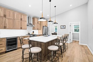 Microwave, oven, stovetop, dishwasher - RiverWest Stones Throw Chalet - Sauna - River Front - Sauna - Dog Friendly (Duluth)