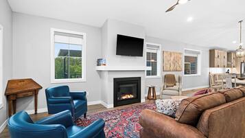 TV connectée, cheminée, livres