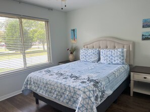 3 habitaciones, tabla de planchar con plancha, wifi y ropa de cama