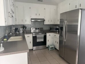 Kylskåp, mikrovågsugn, ugn och spishäll