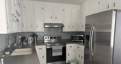 Charming 3-bedroom house in delightful Pensacola with Pool