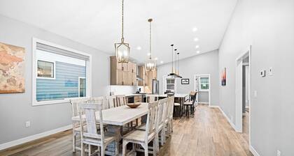 RiverWest Superior Chalet - River View- Brand New - 20% of Bike Rentals