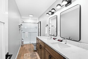 Douche, sèche-cheveux, serviettes fournies