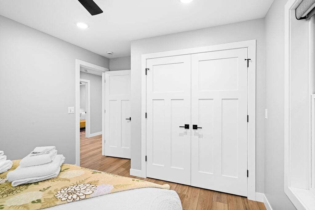 2 chambres, fer et planche à repasser, lit de bébé portatif