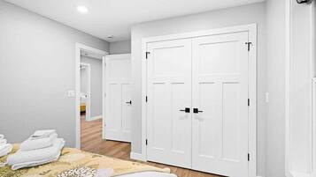 2 chambres, fer et planche à repasser, lit de bébé portatif