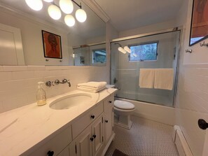 Suihku, hiustenkuivaaja, pyyhkeet, saippua