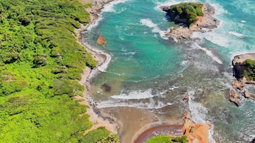 Chaises longues, serviettes de plage