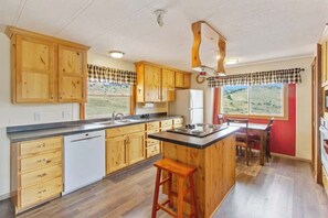Fridge, microwave, oven, stovetop - A Piece of Heaven Awaits! Pet Friendly Mountain ho (Livermore)