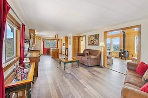 TV, fireplace, offices - A Piece of Heaven Awaits! Pet Friendly Mountain ho (Livermore)