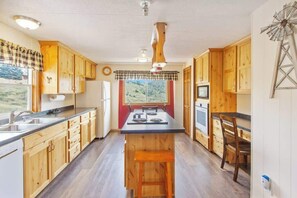 Fridge, microwave, oven, stovetop - A Piece of Heaven Awaits! Pet Friendly Mountain ho (Livermore)