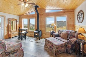 TV, fireplace, offices - A Piece of Heaven Awaits! Pet Friendly Mountain ho (Livermore)
