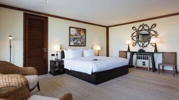 5 bedrooms, travel crib, internet, bed sheets