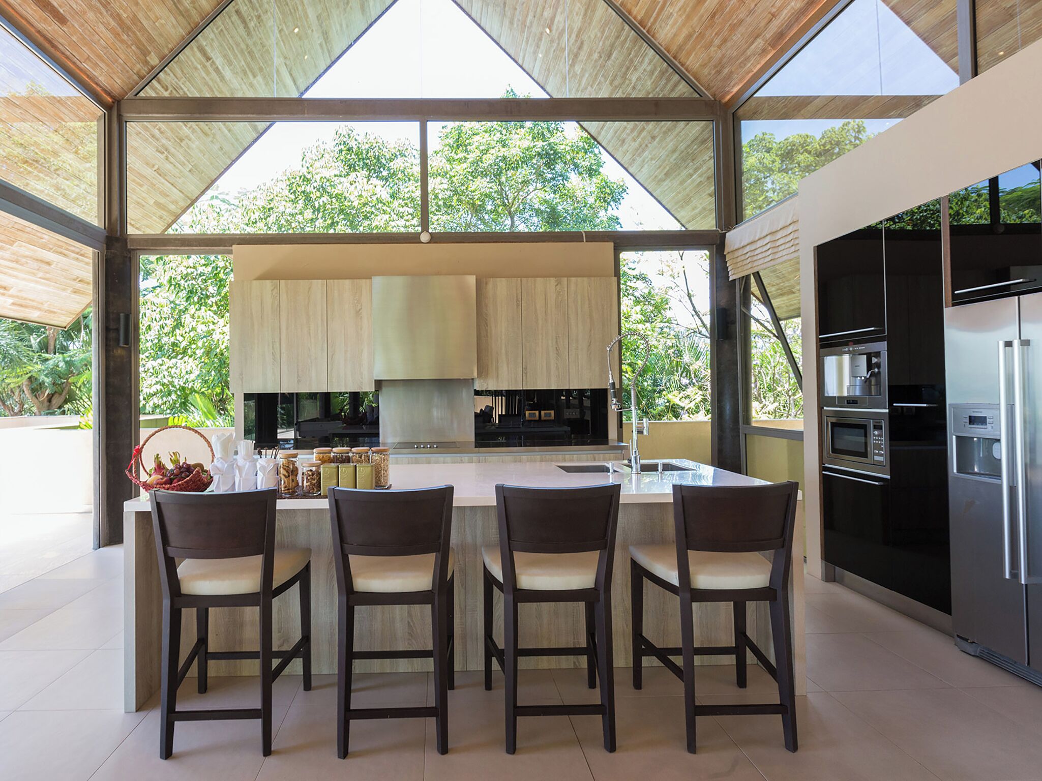 Kühlschrank, Wasserkocher mit Kaffee-/Teezubehör, Hochstuhl