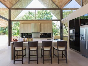 Kühlschrank, Wasserkocher mit Kaffee-/Teezubehör, Hochstuhl