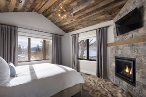 4 soverom, skrivebord, strykejern/-brett og reiseseng for barn