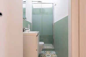 Bruser, hårtørrer, bidet, håndklæder
