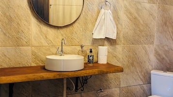 Family Studio Suite, Lagoon View | Bathroom