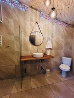 Family Studio Suite, Lagoon View | Bathroom