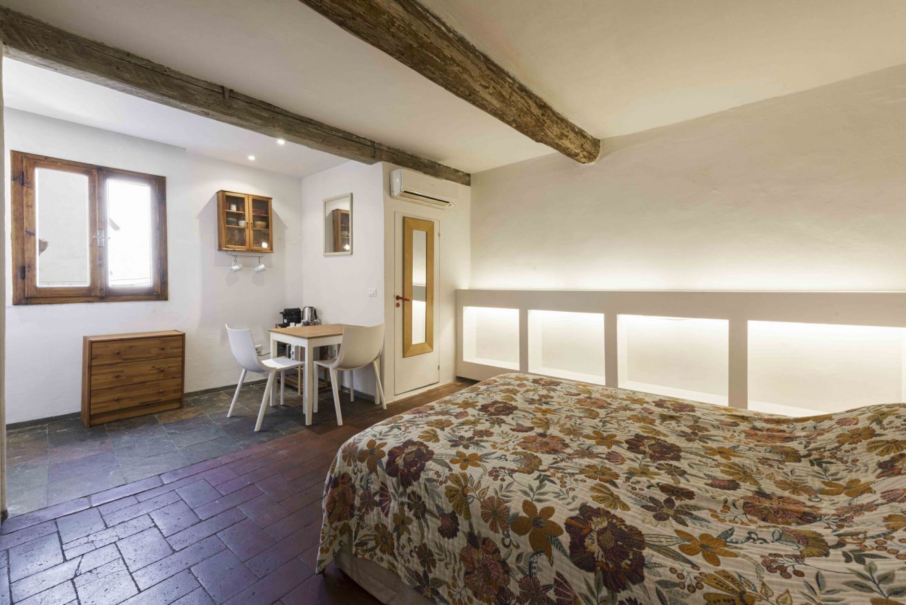 Tabla de planchar con plancha, wifi y ropa de cama 