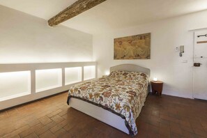 Tabla de planchar con plancha, wifi, ropa de cama