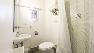 Dusche, Haartrockner, Handtücher, Shampoo