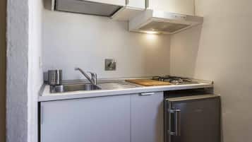 Refrigerador, microondas, placa de cocina, cafetera/tetera