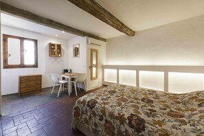 Tabla de planchar con plancha, wifi, ropa de cama