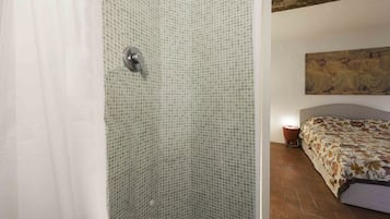 Douche, sĂšche-cheveux, serviettes fournies