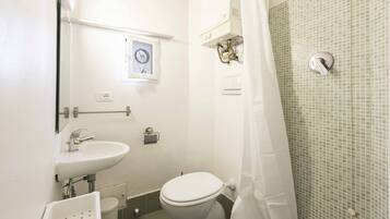 Douche, sĂšche-cheveux, serviettes fournies