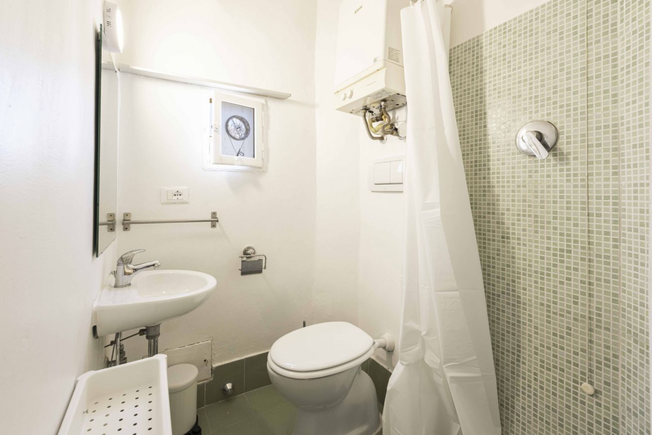 Shower, hair dryer, towels, shampoo