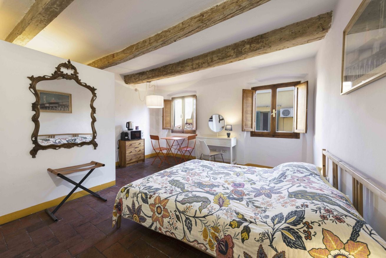 Tabla de planchar con plancha, wifi y ropa de cama 