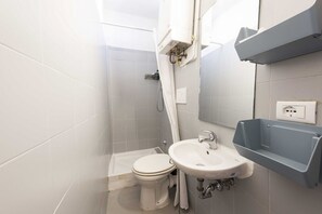 Shower, hair dryer, towels, shampoo