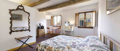 Tabla de planchar con plancha, wifi y ropa de cama