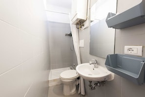 Douche, sĂšche-cheveux, serviettes fournies