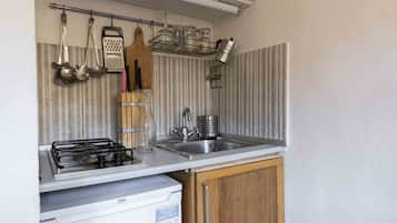Kühlschrank, Mikrowelle, Herdplatte, Wasserkocher mit Kaffee-/Teezubehör