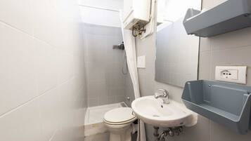 Douche, sĂšche-cheveux, serviettes fournies