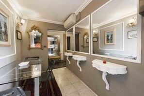 Interior - Il Rifugio del David By MMega (Florence)