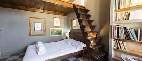 1 bedroom, desk, iron/ironing board, WiFi