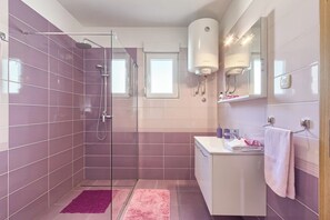 Shower, hair dryer, towels